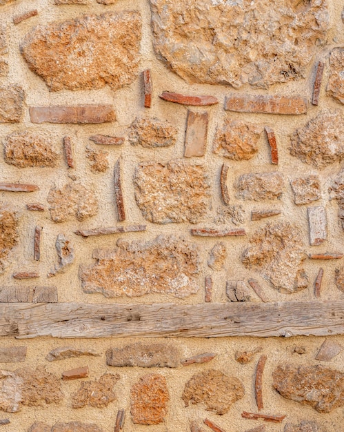 Hintergrundtextur raues Mauerwerk aus wildem Stein und Zement auf einem Holzrahmen