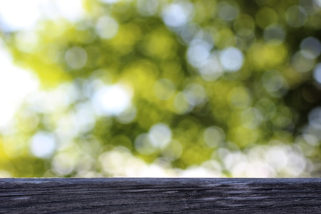 Hintergrundtisch aus Holz im Freien Bokeh