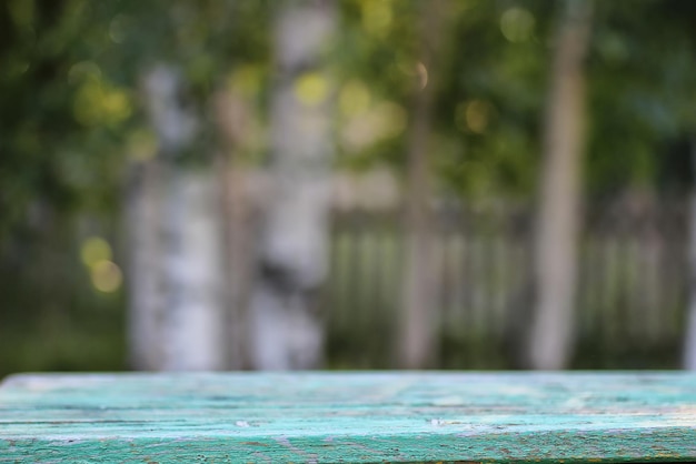 Hintergrundtisch aus Holz im Freien Bokeh