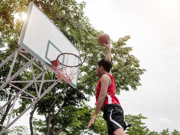 Hinterhof des Basketballspielers, der Ball spielt