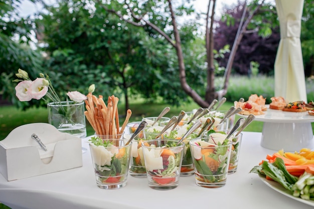 Hinterhof-Grillparty im Sommer elegante Dekoration Luxus-Catering leckeres und schönes Essen