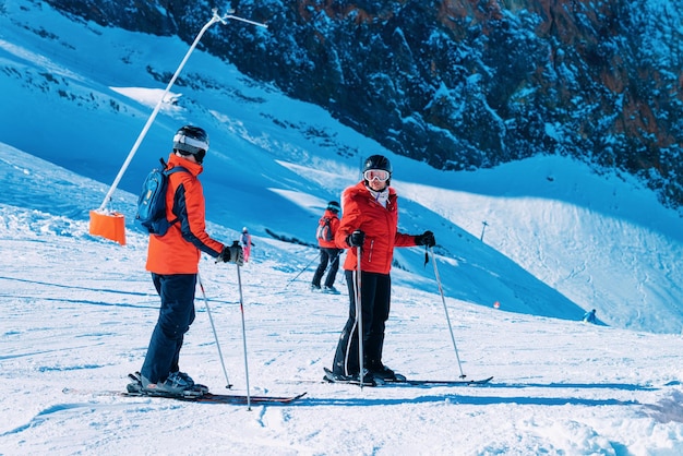 Hintertux, Austria - 5 de febrero de 2019: Familia de esquiadores en la estación de esquí Hintertux Glacier en Zillertal en Tirol. Austria en invierno en los Alpes. Gente en las montañas alpinas con nieve. Hintertuxer Gletscher.