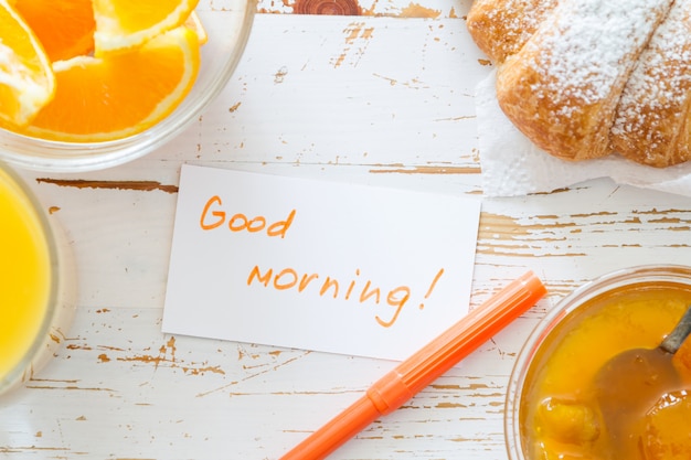 Foto hinweis zum frühstück - croissants kaffee marmelade