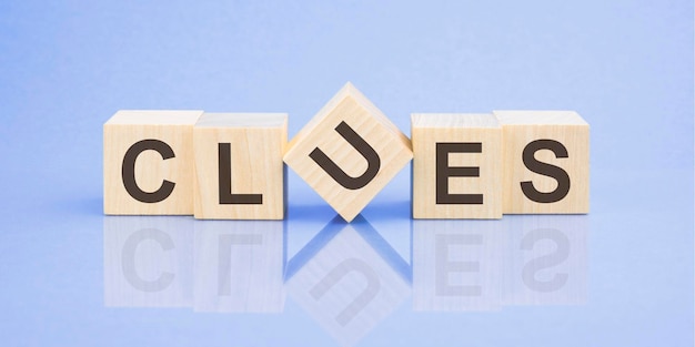 Hinweise Wort geschrieben auf Holzblock für Ihren Design-blauen Hintergrund