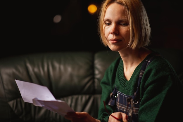 Hiobsbotschaften in einem Brief Die Frau ist schockiert über den Inhalt des Debts Hiobsbotschaftsbriefes