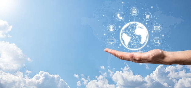 Hiold del hombre de negocios, use, presione el ícono infográfico de la tecnología comunitaria digital. Concepto de alta tecnología y big data. Conexión global.IoT Internet de las cosas. Red de Comunicación de Información TIC.