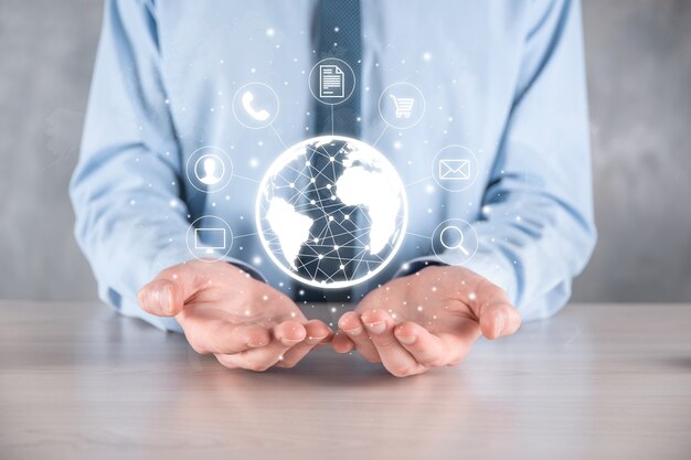 Hiold del hombre de negocios, use, presione el ícono infográfico de la tecnología comunitaria digital. Concepto de alta tecnología y big data. Conexión global.IoT Internet de las cosas. Red de Comunicación de Información TIC.