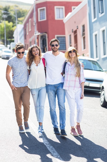 Hip Freunde zu Fuß auf der Straße in der Stadt