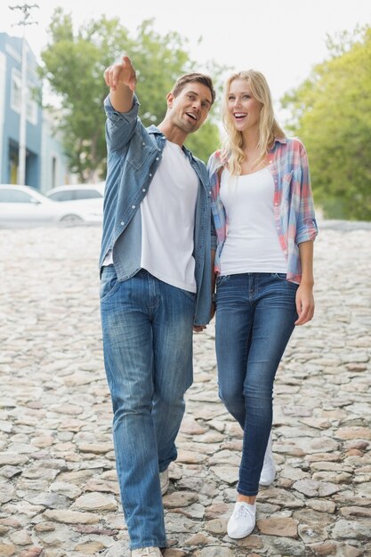 Hip jovem casal andando de mãos dadas