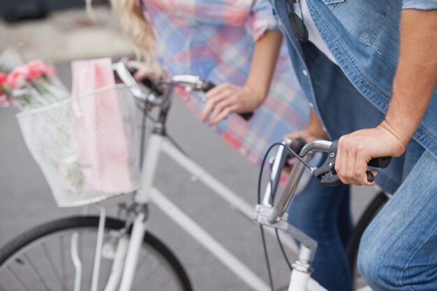 Hip joven pareja en sus bicicletas