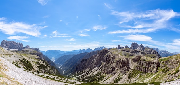 Hiper panorama do vale e do Parque Nacional Tre Cime di Lavaredo. Dolomitas italianas, Itália.