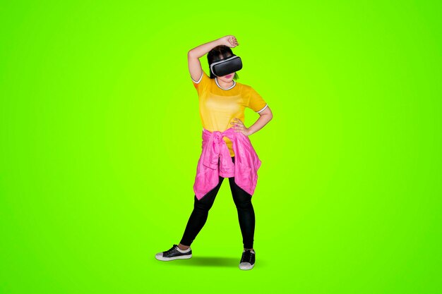 Hiphop-Tänzer mit Virtual-Reality-Headset