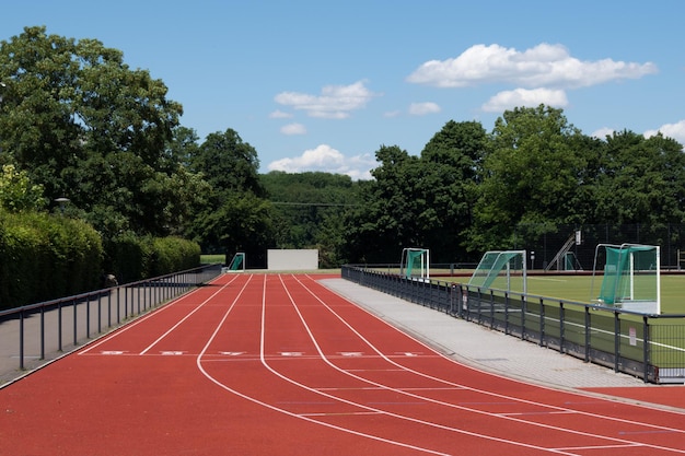 Hipódromo vacío con campo deportivo