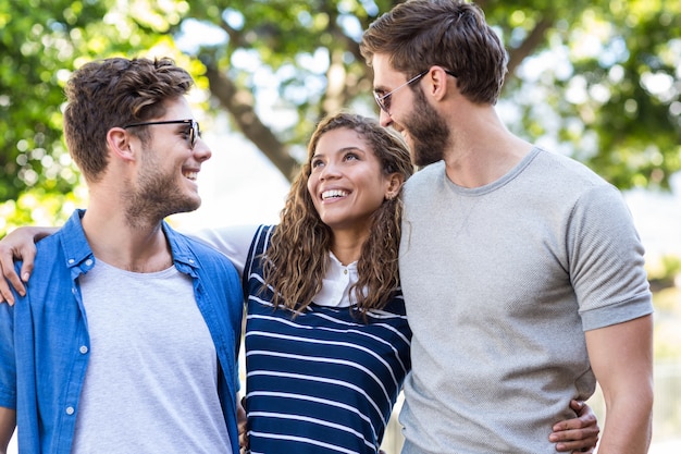 Hippe Freunde, die zusammen Zeit draußen genießen