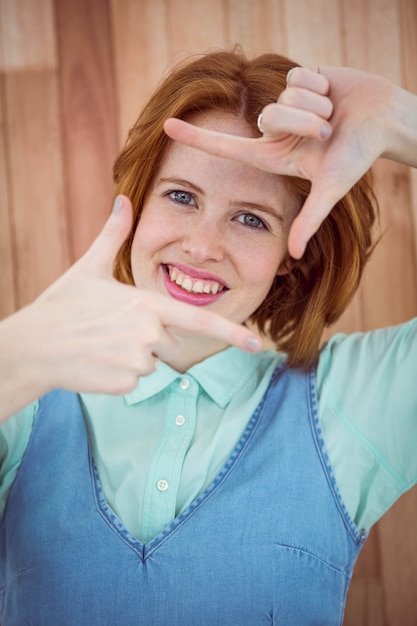 Foto hippie, der foto mit den händen macht