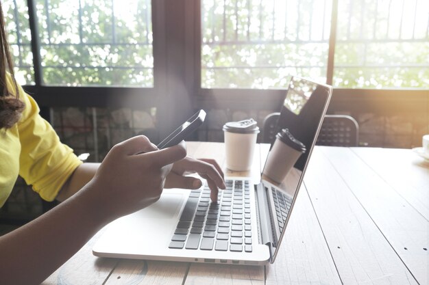 Hippie-Frau, die mobilen Laptop verwendet