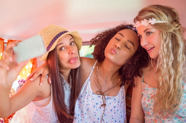 Hippie-Freunde auf der Autoreise, die selfie nimmt