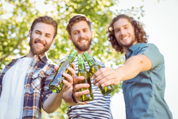 Hippie-Freunde, die zusammen ein Bier essen