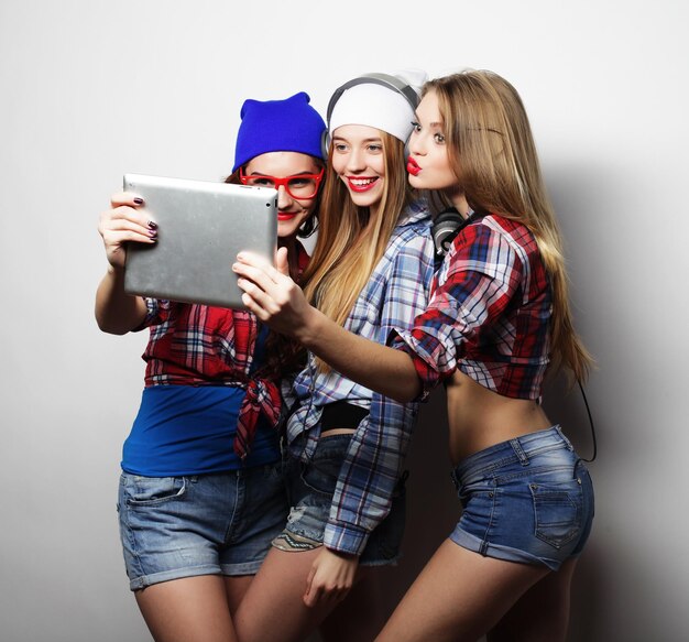 Hippie-Freundinnen, die selfie mit digitaler Tablette nehmen