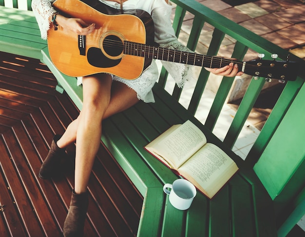 Foto hippie guitarra mujer concepto de relajación