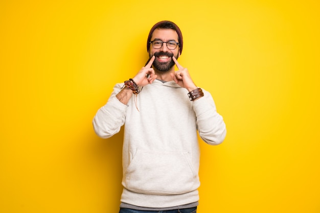 Hippie homem com dreadlocks sorrindo com uma expressão feliz e agradável