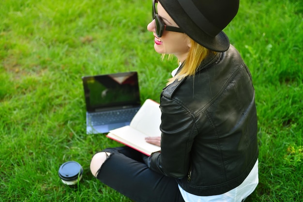 Hippie-Mädchen mit Laptop