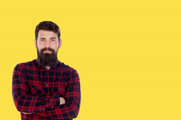 Hippie-Mann mit großem Bart auf einem gelben Hintergrund