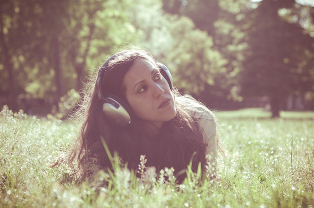 Foto hippie-ostfrau der weinlese mit kopfhörern