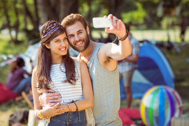 Hippie-Paare, die ein selfie nehmen