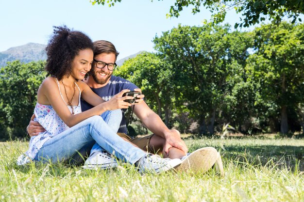 Hippie-Paare, die im Park sich entspannen