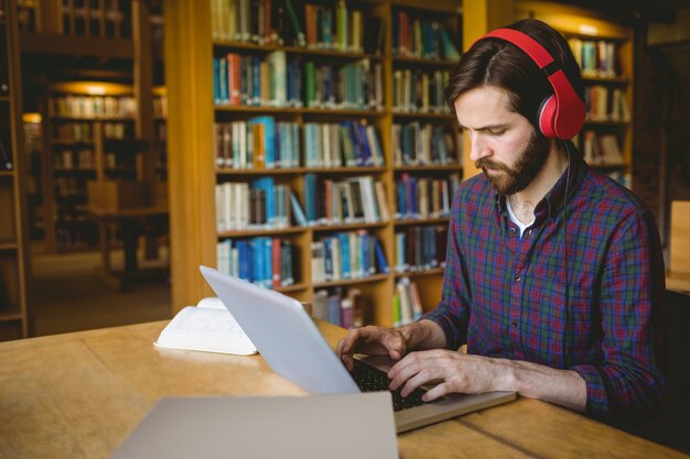 Hippie-Student, der in der Bibliothek studiert