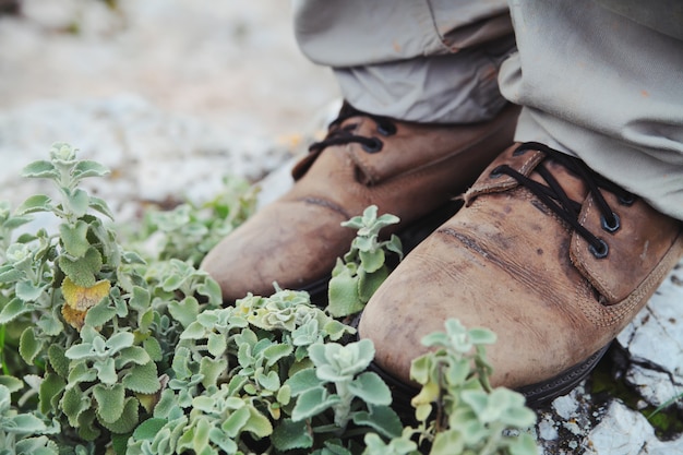 Hippie-Wanderschuhe auf einem Felsen auf einem Berg. Verfolgen auf der Natur.