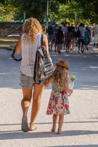 Hippy familia caminando en el día soleado