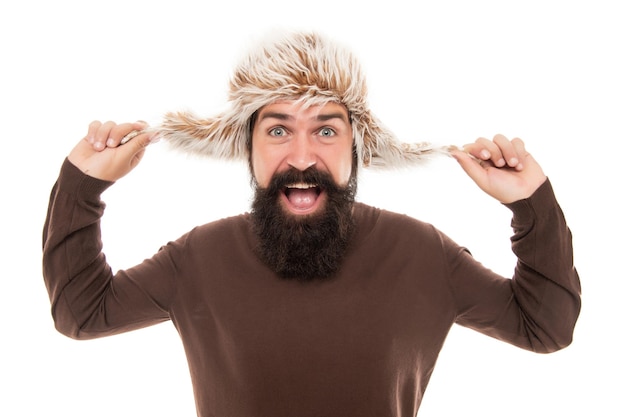 Foto hipster aislado en blanco hombre confiado con bigote usar sombrero cálido hombre moda de invierno hombres belleza hombre alegre retrato hombre maduro con barba en sombrero de orejera cuidado del cabello barba