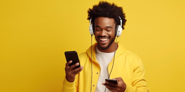 Hipster alegre escucha música con auriculares inalámbricos y canta a un joven africano positivo