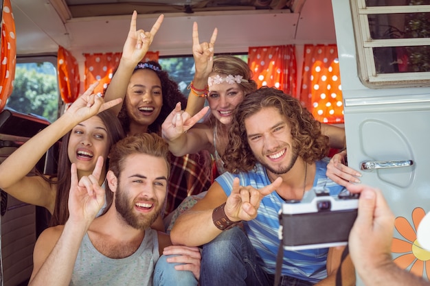 Foto hipster amigos em uma caravana