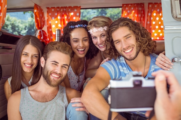 Hipster amigos em uma caravana