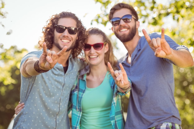 Hipster amigos sorrindo para a câmera