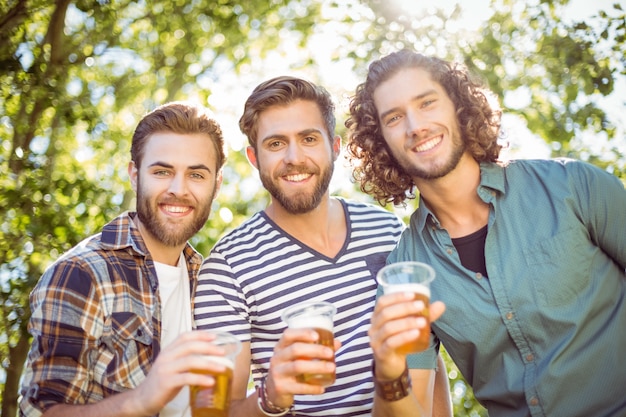 Hipster amigos tomando una cerveza juntos