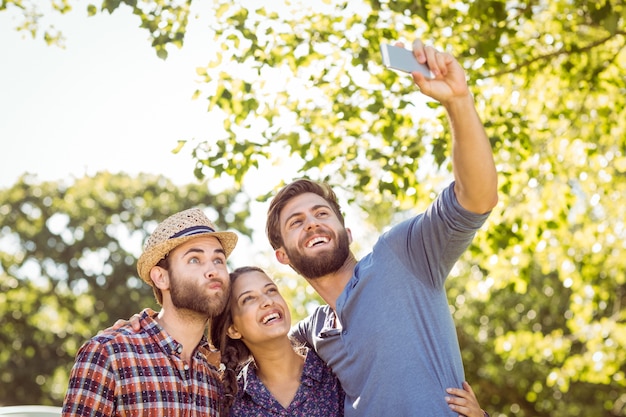 Foto hipster amigos tomando una selfie