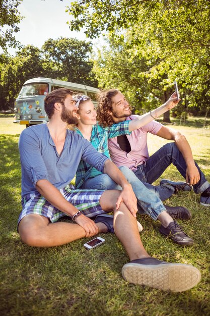 Hipster amigos tomando uma selfie