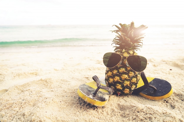 Hipster Ananas am Strand - Mode im Sommer. Vintage-Filter-Effekt