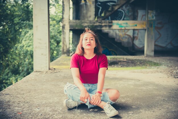 Foto hipster asiatische dicke frau sitzen auf dem boden posieren für ein foto vintage stylethailand menschen