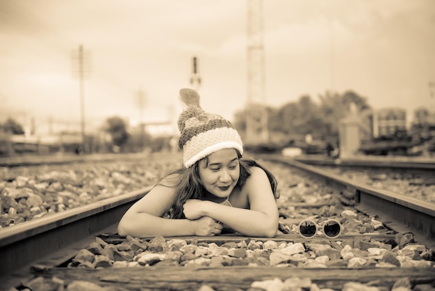 Hipster asiatisches dickes Mädchen posieren für ein FotoModeporträt hübsche Frau bei RailwayLifestyle des modernen Teenager-Thai-MädchensColorful clothshailand people