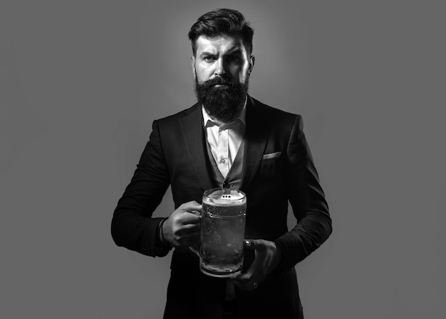 Hipster con barba y bigote en traje bebe cerveza Alemania Baviera cerveza tiempo guapo barman