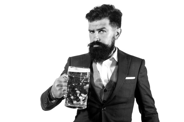 Hipster con barba y bigote en traje bebe cerveza después del día de trabajo Tiempo de cerveza Apuesto barman espera