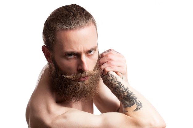 Hipster con barba larga sobre fondo blanco en foto de estudio