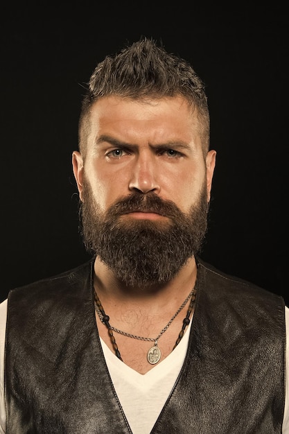 Hipster barbudo confiado Moda de barba y concepto de peluquero Hombre guapo hipster elegante barba y bigote Belleza y masculinidad Consejos de peluquero para mantener la barba Peinar y recortar el cuidado de la barba