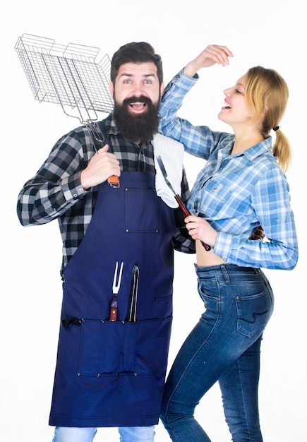 Foto hipster barbudo e garota seguram cozinhando utensílios de grelha fundo branco piquenique e churrasco família se preparando para churrasco festa de churrasco no quintal cozinhando juntos pratos de churrasco essenciais