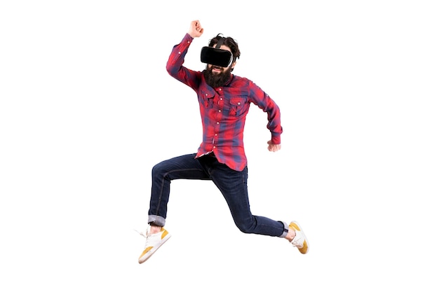 Hipster barbudo saltando en realidad virtual